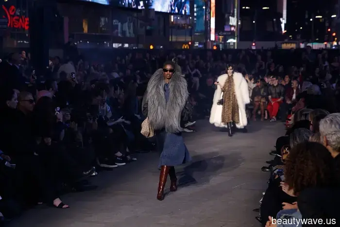 In diretta da New York! Gucci ha chiuso Times Square per il suo show Cruise 2027