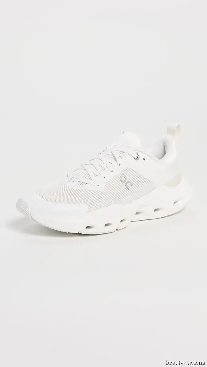 Vestir de negro es genial, pero este color de atuendo se ve aún más genial con zapatillas.