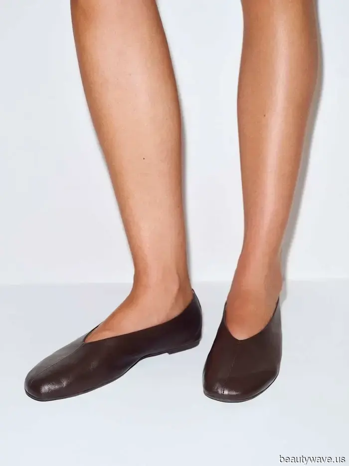 Not Skinny Jeans—Fashion Enthusiasts in Their 40s Are Embracing This Retro Denim Style Paired with Ballet Flats.