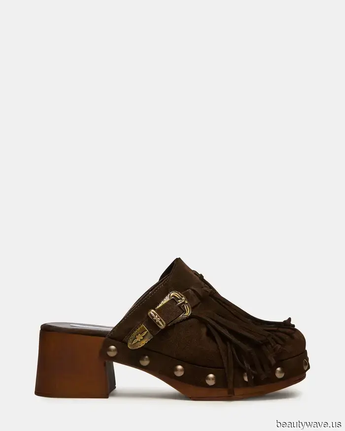 FYI: Le persone della moda a Parigi stanno indossando questa tendenza di scarpe "datate" con jeans a gamba a botte.