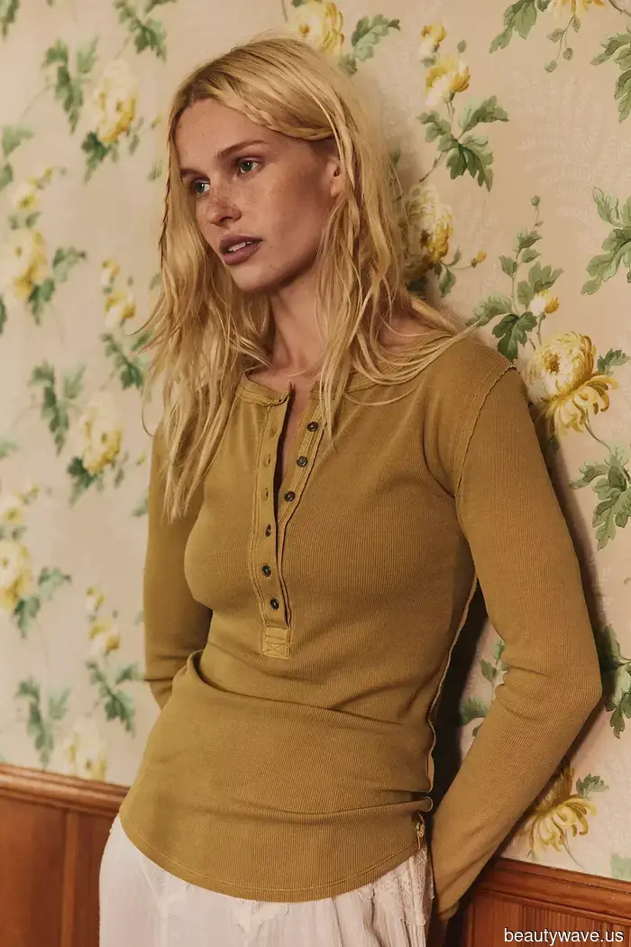 ICYMI: Le persone della moda hanno silenziosamente sostituito le loro t-shirt bianche con questo basic autunnale più chic.