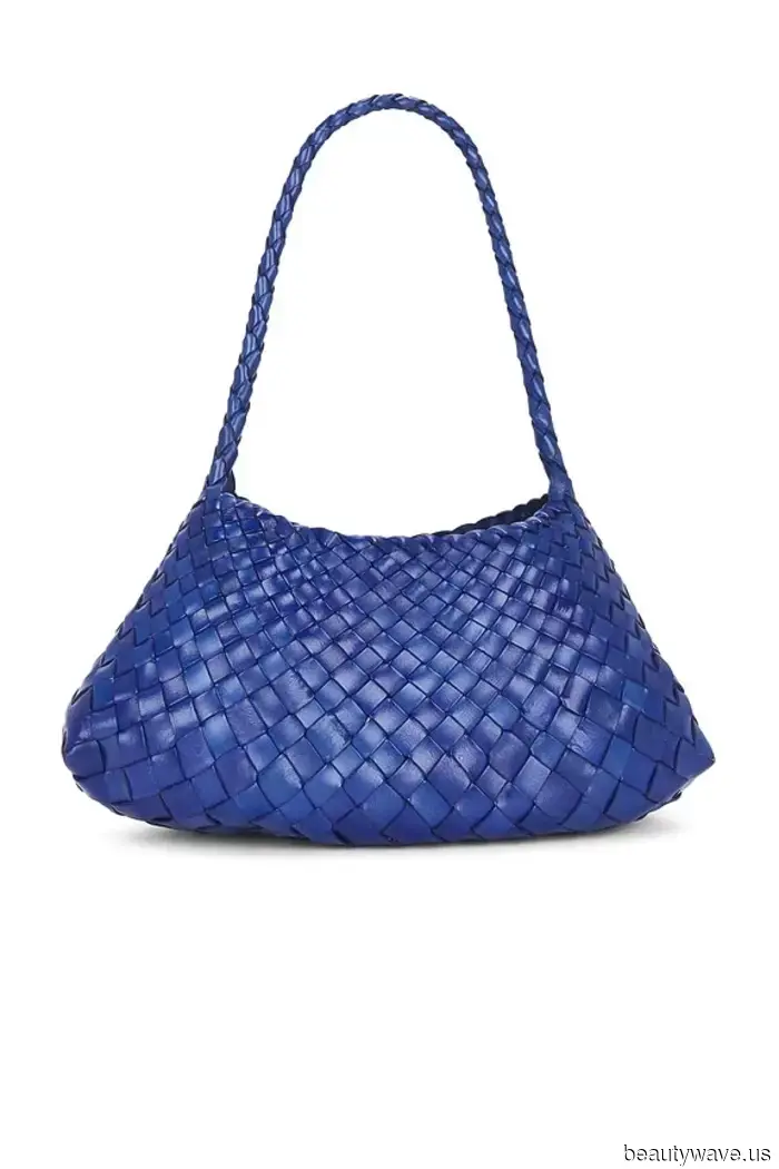 Come riconoscere un'It Girl nel 2026: questo colore di borsa e questa tendenza di tacchi carini