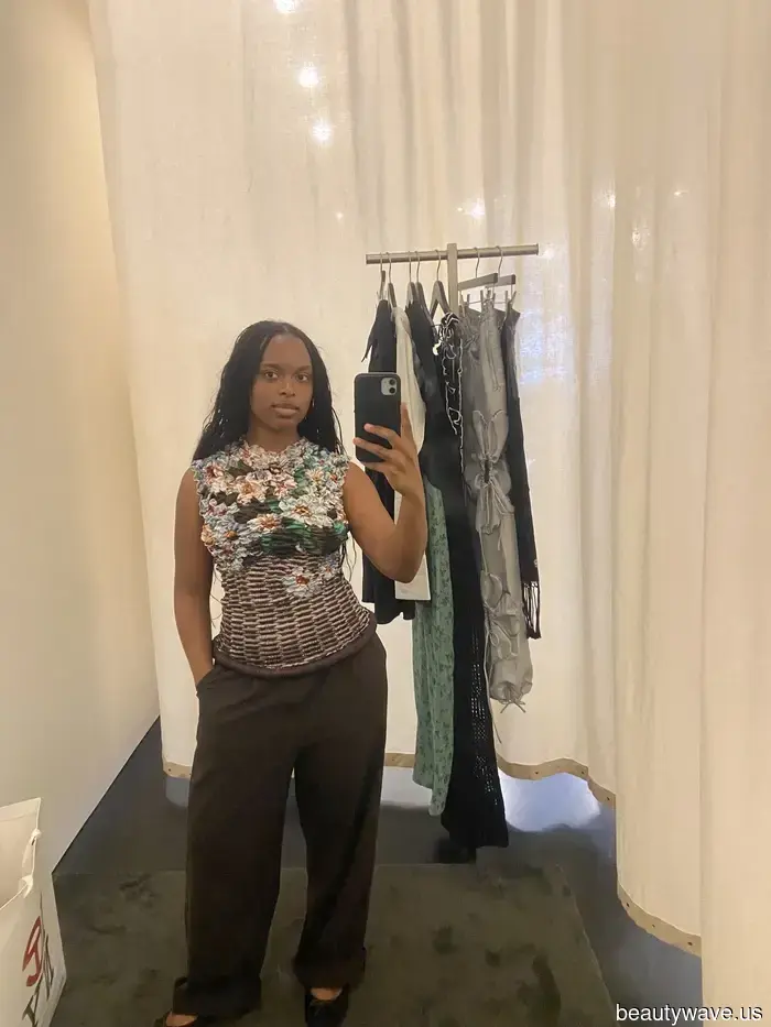 Menschen verzichten auf schlichte weiße Tanktops zugunsten des Trends, der Outfits so viel cooler macht.