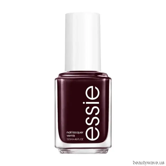 Elegante, senza tempo e ovunque guardi: I soli 9 colori di smalto scuro di cui hai bisogno per una manicure ultra-lussuosa