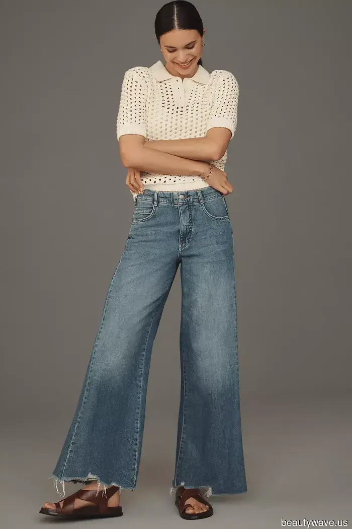 Si estás tratando de vestirte como una mujer francesa este otoño, evita estas tendencias de denim.