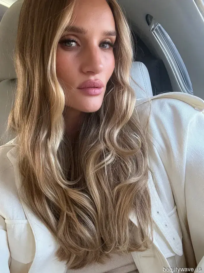 Von "Golden Grey" bis "Butterscotch Balayage", diese blonden Haarfarben schreien förmlich nach Herbst.