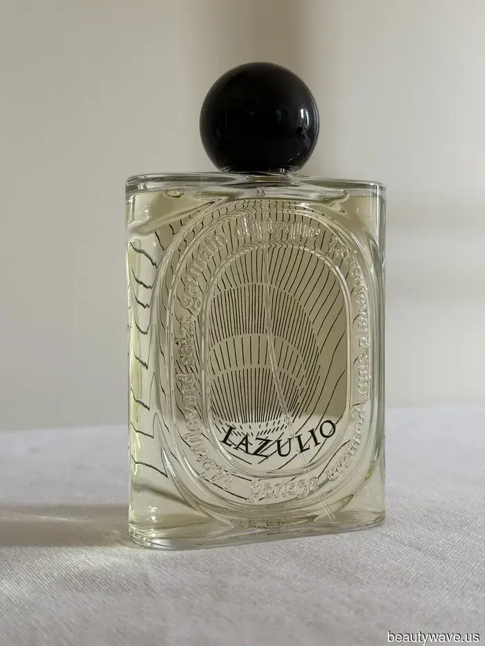 Quando voglio sentirmi come una moderna Christine Daa&eacute;, prendo questo profumo francese leggero e piumato.