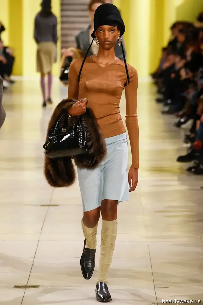 Il trucco che le persone della moda di New York stanno usando per rendere gli outfit "noiosi" di jeans e t-shirt chic questo autunno