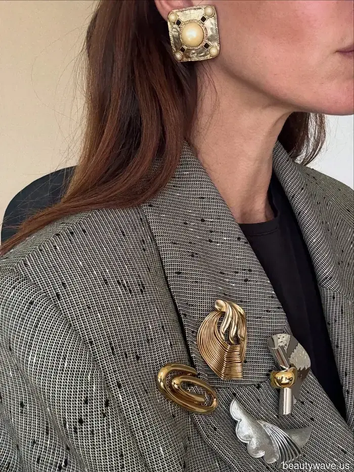 Improvvisamente, le persone alla moda indossano questo accessorio "datato" su maglioni, vestiti e giacche.