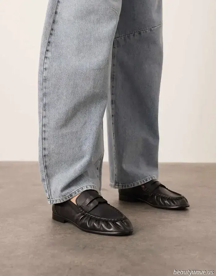 Non sono una donna da scommesse, ma sono sicura che tutti seguiranno questa tendenza di jeans con mocassini questa settimana