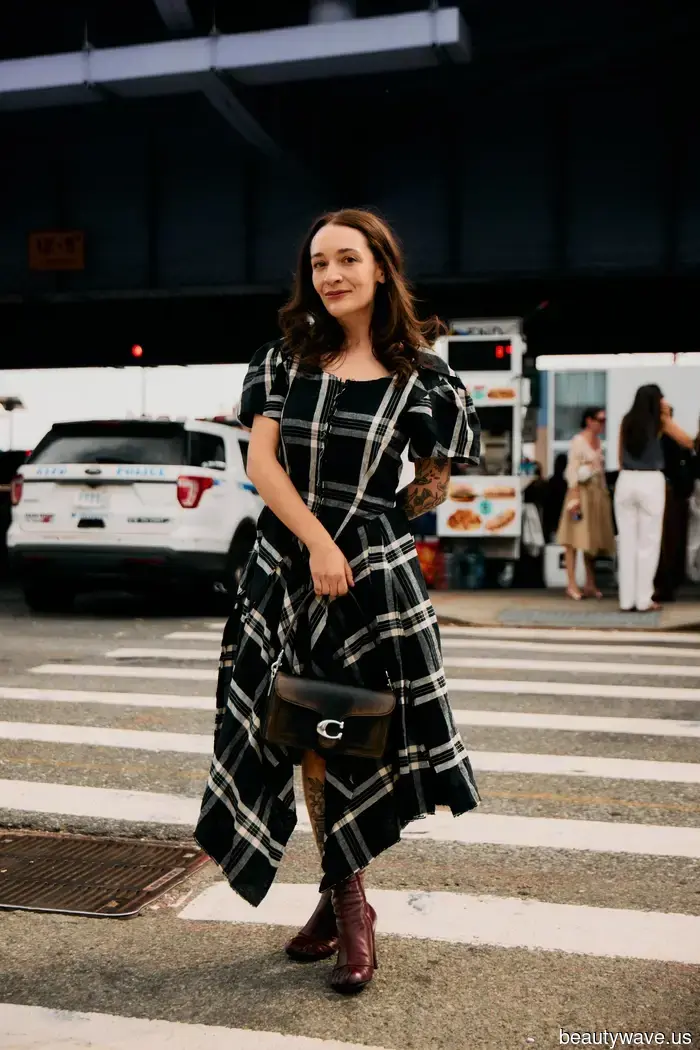 Out of nowhere, everyone with impeccable style is embracing these 7 "outdated" fall dress trends.