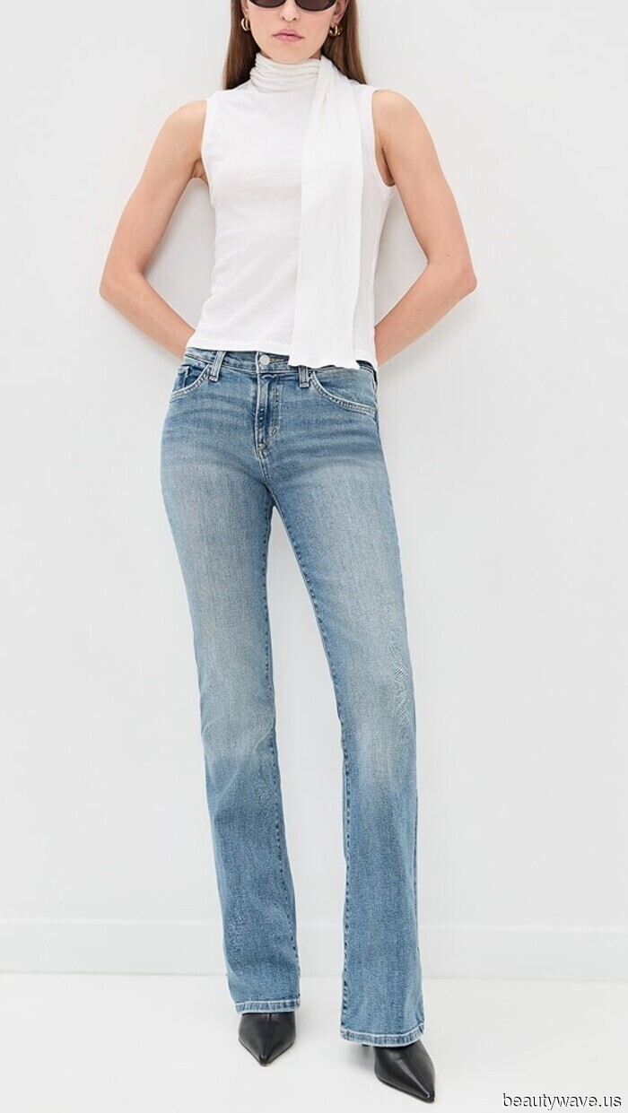 Selena hat ihre Jeans von Winter auf Frühling mit diesem schicken Sandalen-Trend umgewandelt (Nein, keine Flip-Flops).