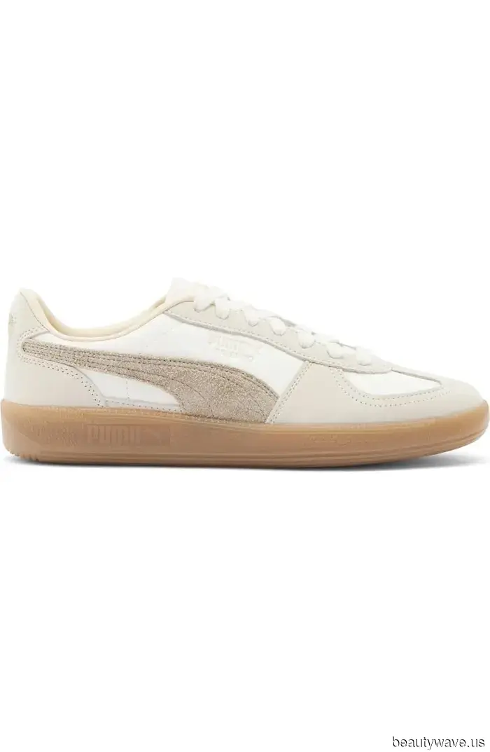 Vestir de negro es genial, pero este color de atuendo se ve aún más genial con zapatillas.