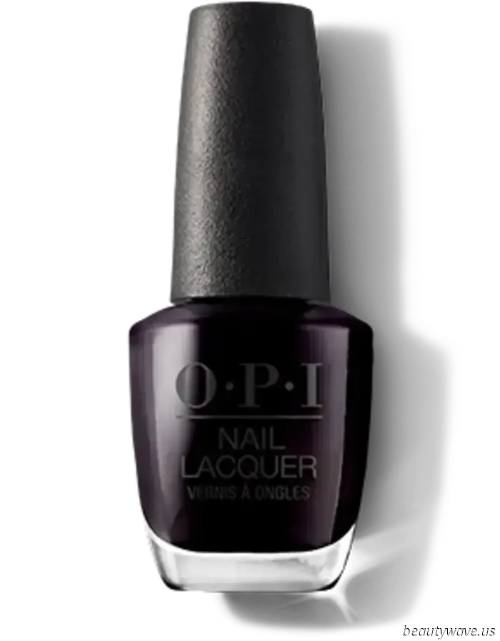 No es burdeos — este inesperado color de uñas de OPI está en las manos más elegantes de cara al invierno.