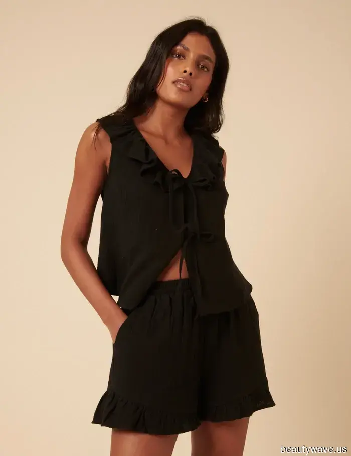 Отчет из Парижа: Все отказываются от сандалий, чтобы носить эти гораздо более стильные туфли с шортами