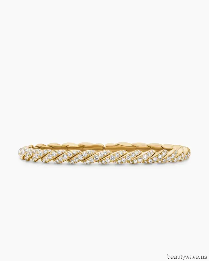 Эйза Гонсалес раскрывает свои любимые образы с красной дорожки всех времен и предсказывает главные тренды праздничных украшений.