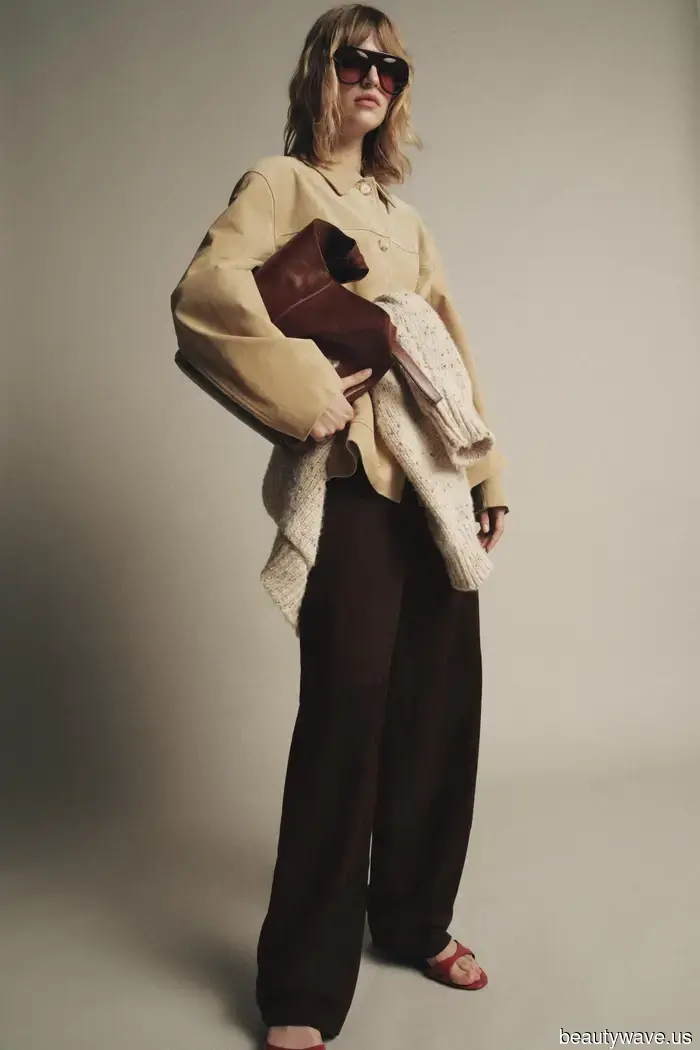 Está aquí: La tendencia de color de primavera 2026 que las chicas it están usando con Uggs altos y leggings negros.