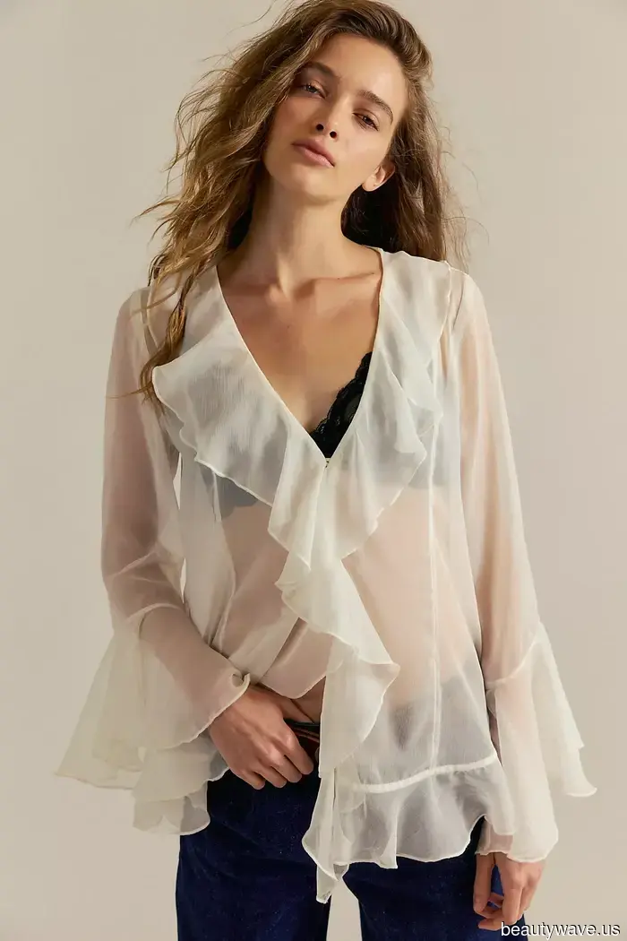 La gente está comprando esta bonita tendencia de camisa con la intención de usarla por la noche con jeans.