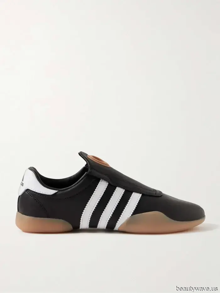 In 2025, Cool Girls Arrive at LAX Sporting *This* Sneaker Ensemble