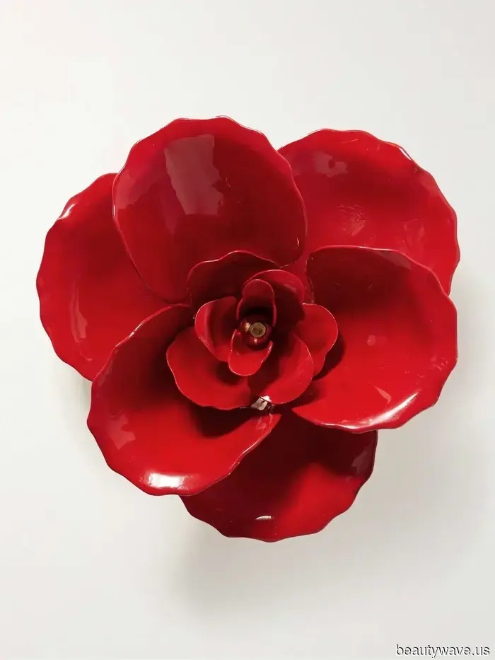 Improvvisamente, le persone alla moda indossano questo accessorio "datato" su maglioni, vestiti e giacche.