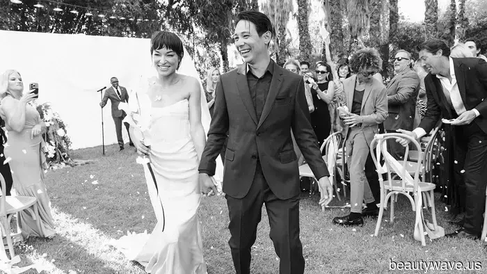 Die Braut trug einen maßgeschneiderten Look für ihre gehobene Gartenhochzeit in Ojai.