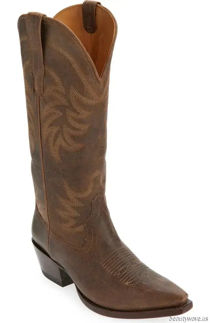 Gli acquirenti esperti abbinano gli stivali da cowboy a questa specifica tendenza jeans per renderli meno appariscenti