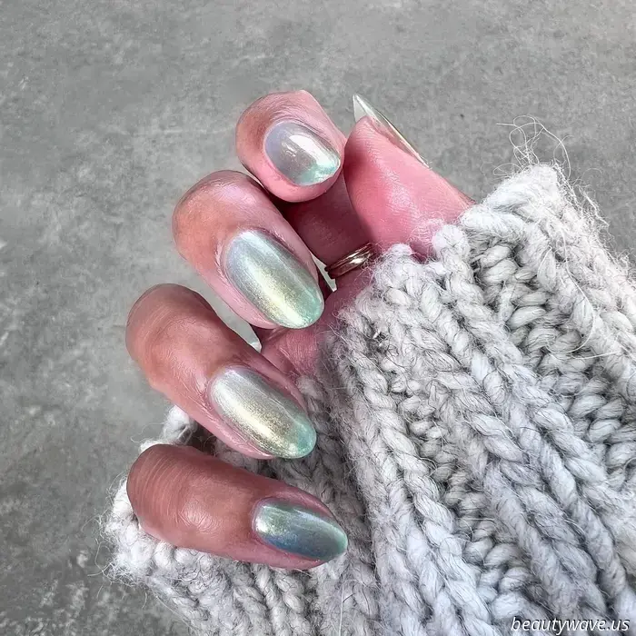 Do you recall Jelly Shoes? This Juicy Manicure serves as the nail counterpart inspired by the '90s.