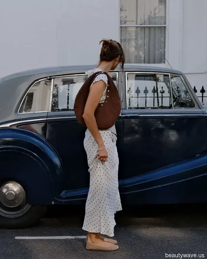 All of my most fashionable friends are already sporting this fall bag trend.