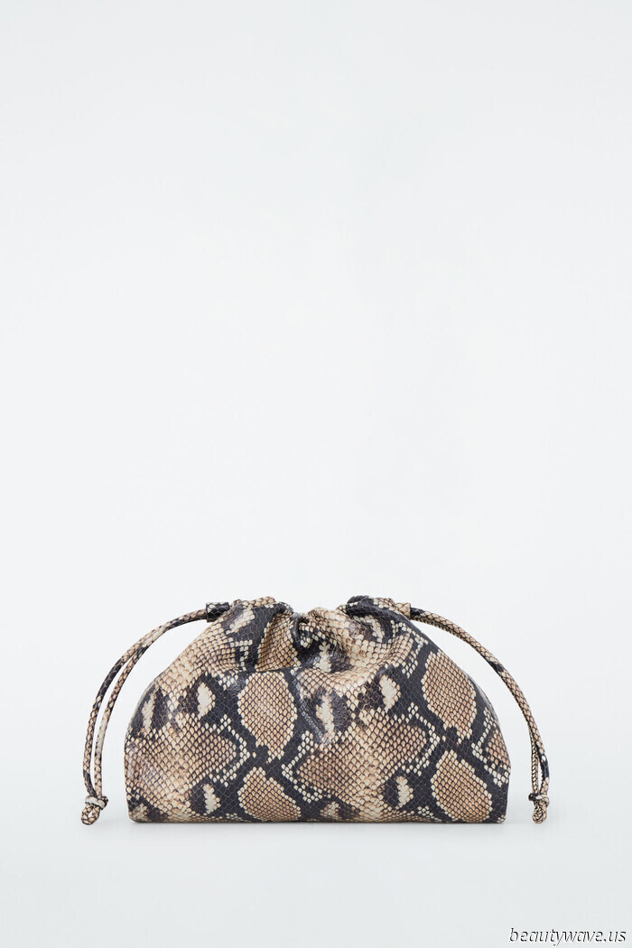 More Stylish Than a Shoulder Bag, More Laid-Back Than a Clutch—The Bag Trend That Only Fashionable Individuals Are Aware Of