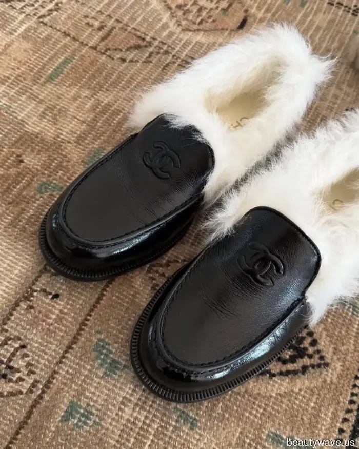 Más Fresco Que el Cuero, Más Acogedor Que el Ante&mdash;Esta Es la Tendencia de Zapatos Divisiva Que la Gente de Moda Está Usando Ahora Mismo