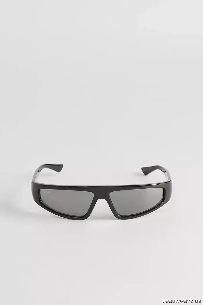 Джинсы с низкой талией, темно-синие футболки, юбки с кружевной отделкой&mdash;каждый модный предмет, который я покупаю благодаря Зоэ Кравиц