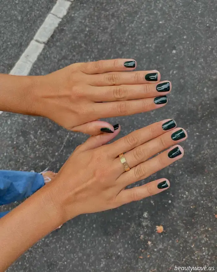 Do you recall Jelly Shoes? This Juicy Manicure serves as the nail counterpart inspired by the '90s.