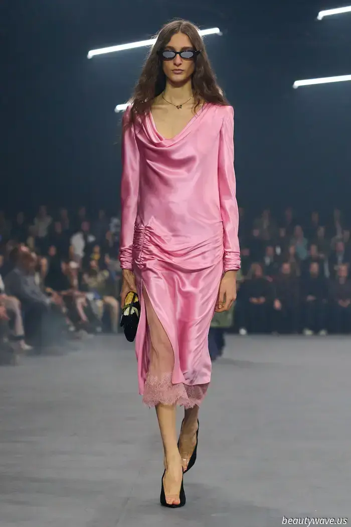 Alessandro Michele bringt sanfte Eleganz und zarte Romantik für Valentinos Frühjahr 2026