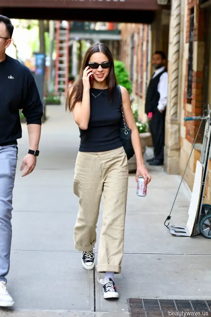 Suede Sneakers, It's Over—Fashion Enthusiasts Under 30 Are Bringing Back This "Simple" Sneaker Trend for…