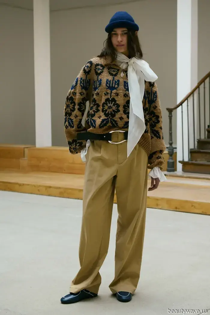 Si quieres lucir más elegante este otoño, compra un par de pantalones y un par de jeans en este color.