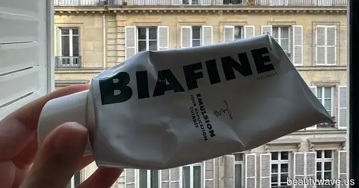 Il prodotto farmaceutico francese più iconico è *finalmente* disponibile negli Stati Uniti, e noi siamo in preda all'eccitazione.