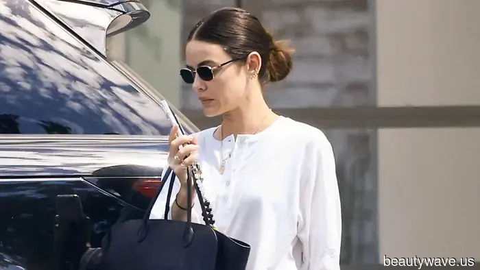 ICYMI: Le persone della moda hanno silenziosamente sostituito le loro t-shirt bianche con questo basic autunnale più chic.