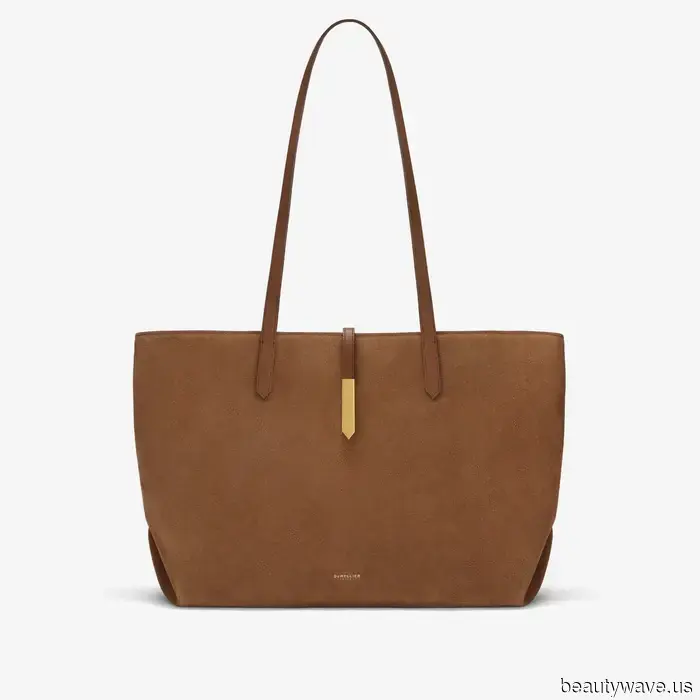 Visto en NYC: Emily Ratajkowski usando el bolso de $695 que la gente de moda no puede dejar de adorar.