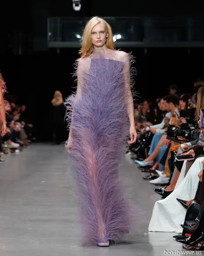 Stella McCartney: Ausgewogene Power‑Anzüge und ätherische Kleider in einer Kollektion, die von Kontrasten lebte.
