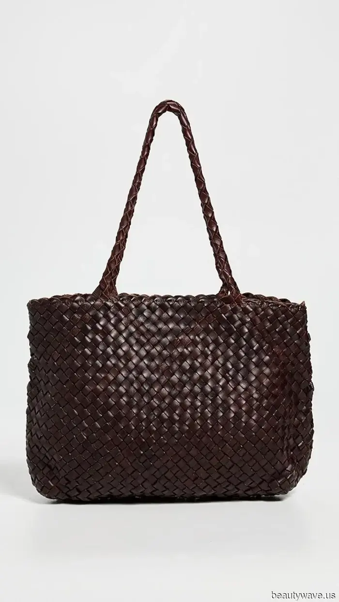 I really love suede, but this bag trend enhances the elegance of plain blue jeans even more.