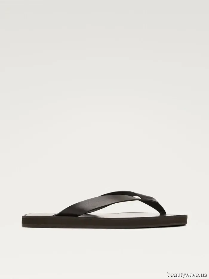 In New York gesichtet: Der Nicht-Weiße Kleid-Trend, den Modeleute nonstop mit Flip-Flops tragen