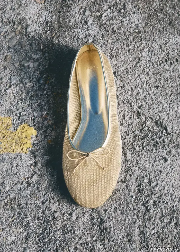 In Istanbul, J.Lo donned a coordinated ensemble paired with a shoe color trend sure to enhance the opulence of any outfit.