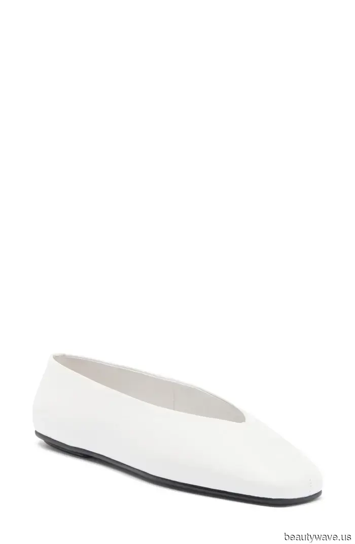 Le persone di moda a Parigi sanno che queste tendenze estive delle scarpe sono fondamentali per un look ben curato.