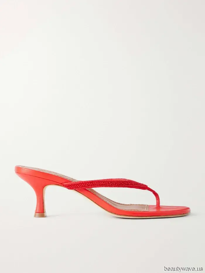 Es ist ein Fakt: Modeleute wählen diesen Sandalenfarbtrend über Schwarz, Weiß und Braun.