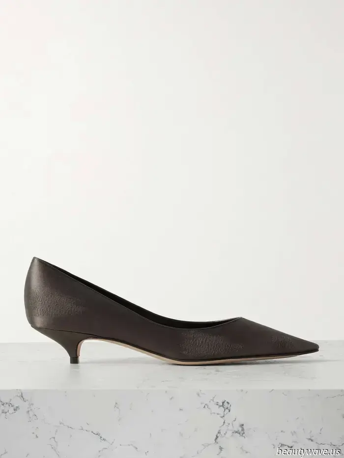 Von Slip-Röcken bis hin zu Kätzchen-Heels ist das Satin-Stück ein Must-Have für 2025