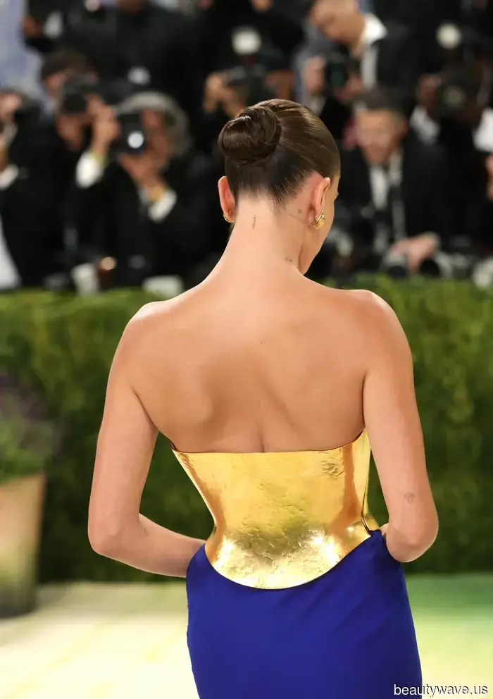 Hailey Biebers Göttinnen-Dutt ist genauso absichtlich wie ihr 24K-Gold-Brustpanzer.