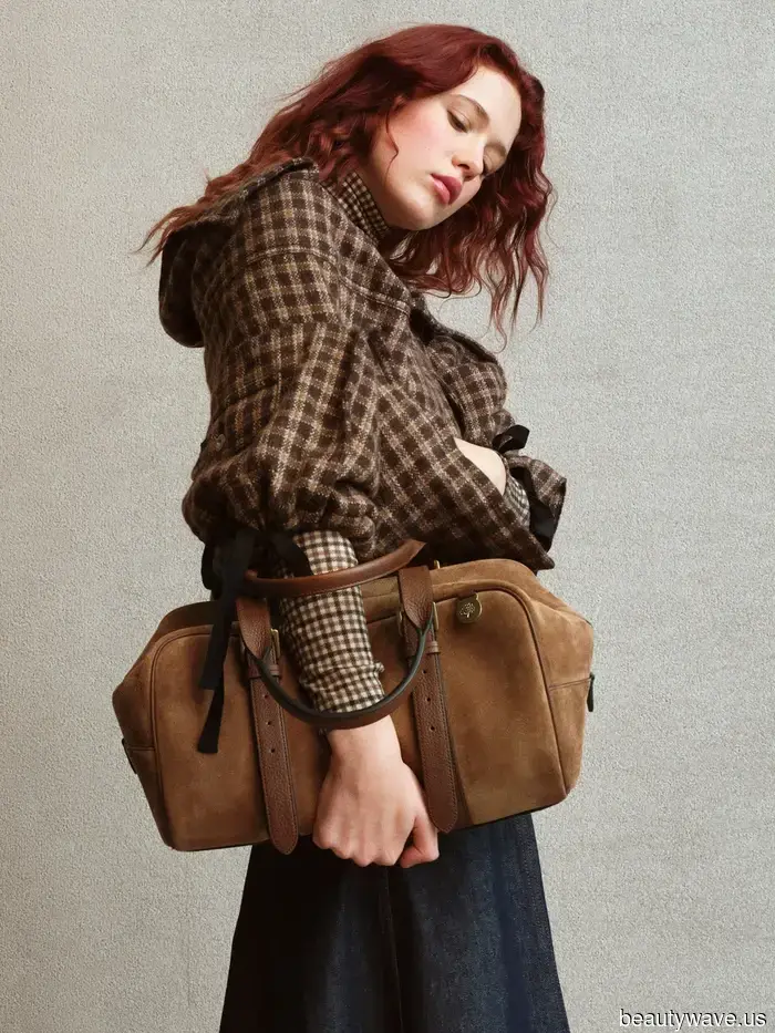 Il marchio di lusso che ci ha dato molte borse iconiche negli anni 2010 ha un nuovo stile, e le persone del mondo della moda lo stanno già indossando.