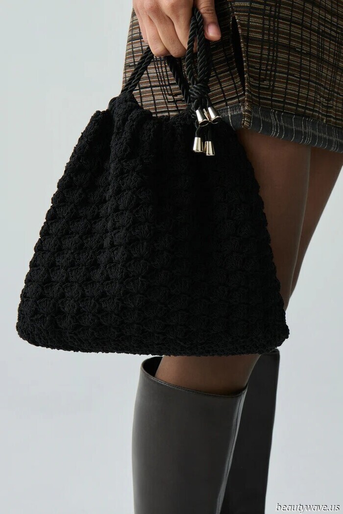More Stylish Than a Shoulder Bag, More Laid-Back Than a Clutch—The Bag Trend That Only Fashionable Individuals Are Aware Of