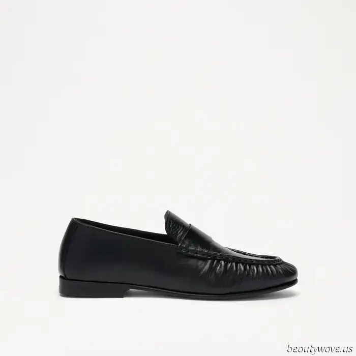 Stylishly Attired Individuals Recognize That This Flat-Shoe Trend Instantly Enhances Baggy Jeans.