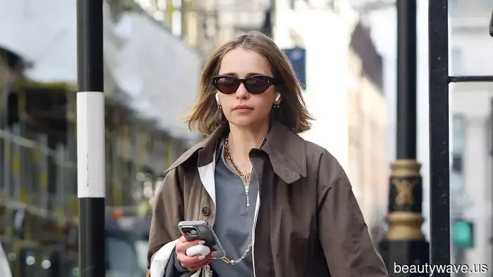 The hot trend that's quickly selling out everywhere is the trendiest option to pair with white jeans right now.